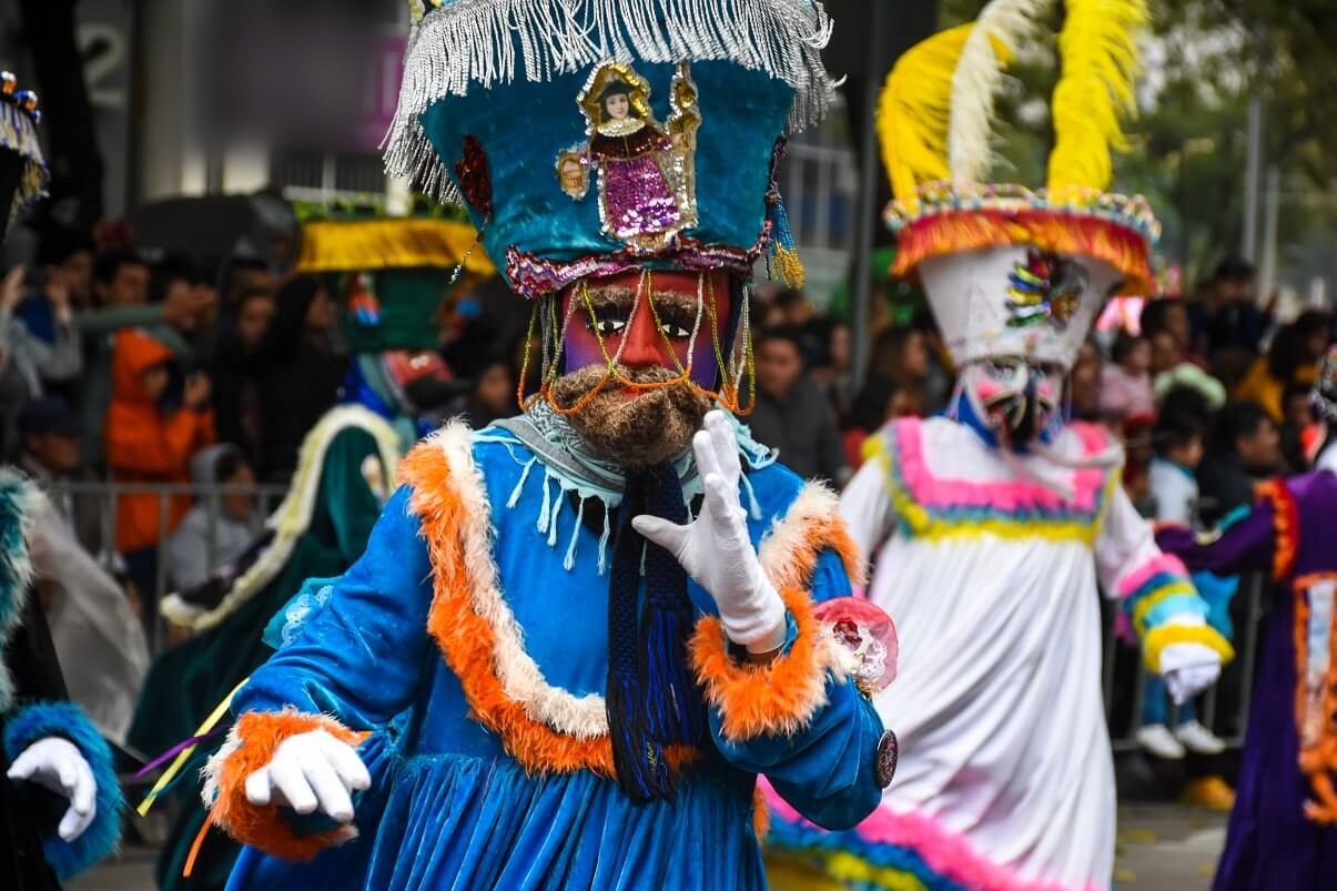 Chinelo con traje azul durante una celebración tradicional en Morelos